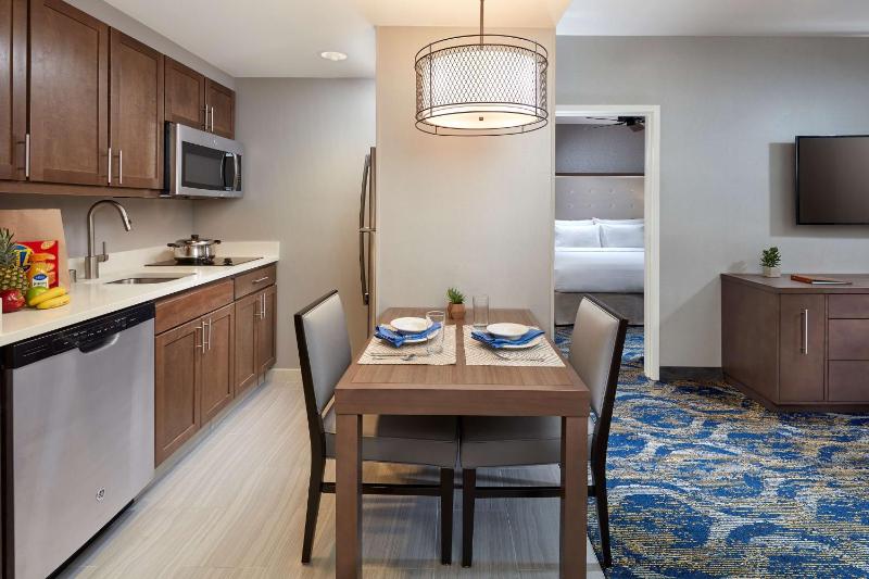 One-Bedroom Queen Suite with Two Queen Beds image 3