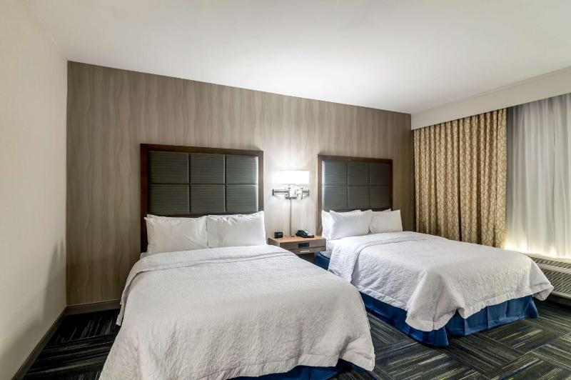 Queen Room with Two Queen Beds - Mobility Access/Non-Smoking image 4