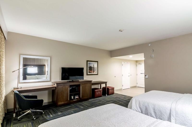 Queen Room with Two Queen Beds - Mobility Access/Non-Smoking image 3