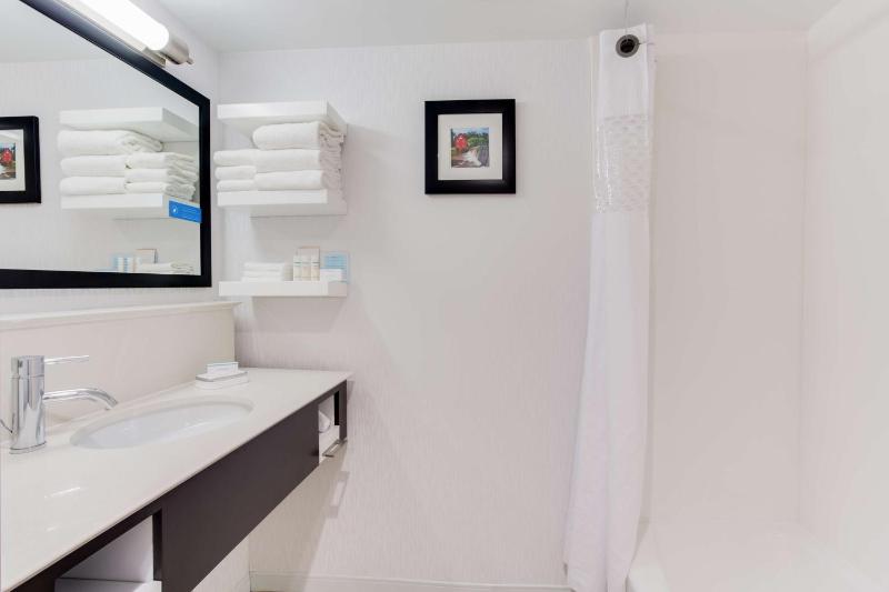 Queen Room with Two Queen Beds (4 Adults) image 2