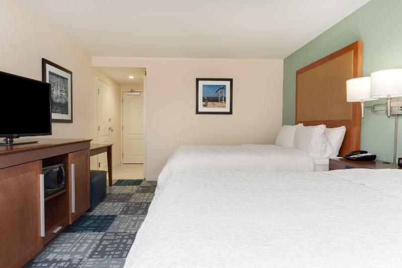 Queen Room with Two Queen Beds (4 Adults) image 4