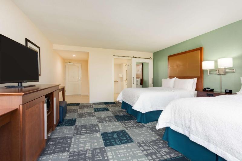 Queen Room with Two Queen Beds - Mobility and Hearing Access/Non-Smoking image 2