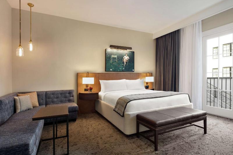 One-Bedroom Junior King Suite image 4