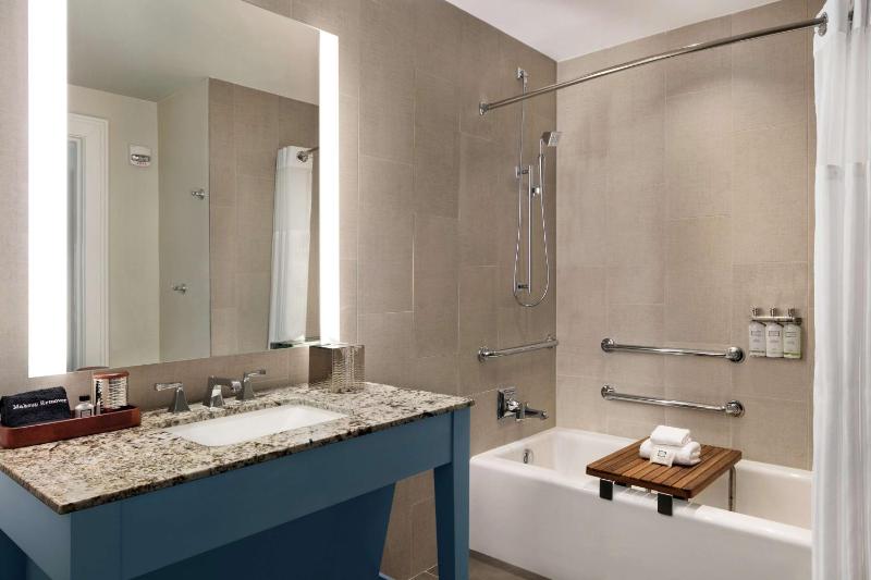 King Room with Bath Tub - Mobility Access image 2