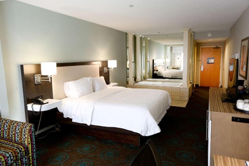 King Room with Whirlpool - Mobility/Hearing Accessible - Non-Smoking image 3