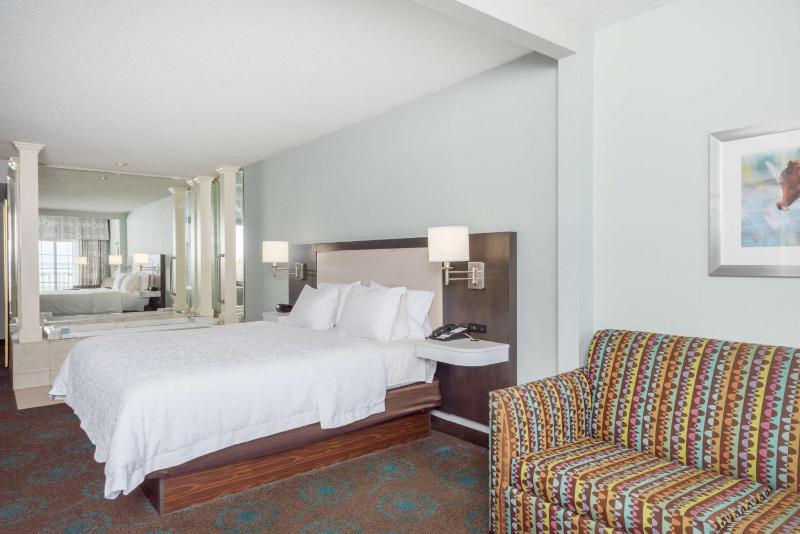 King Room with Whirlpool - Mobility/Hearing Accessible - Non-Smoking image 2