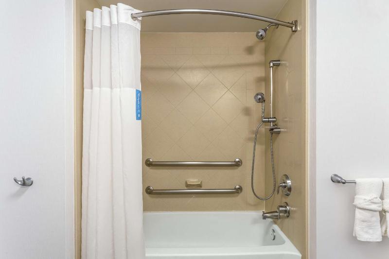 Queen Room with Two Queen Beds - Mobility and Hearing Access/Non-Smoking image 2
