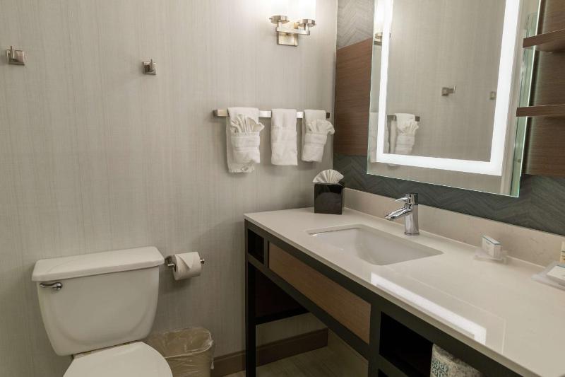 Room with Two Queen Beds - Non-Smoking image 3