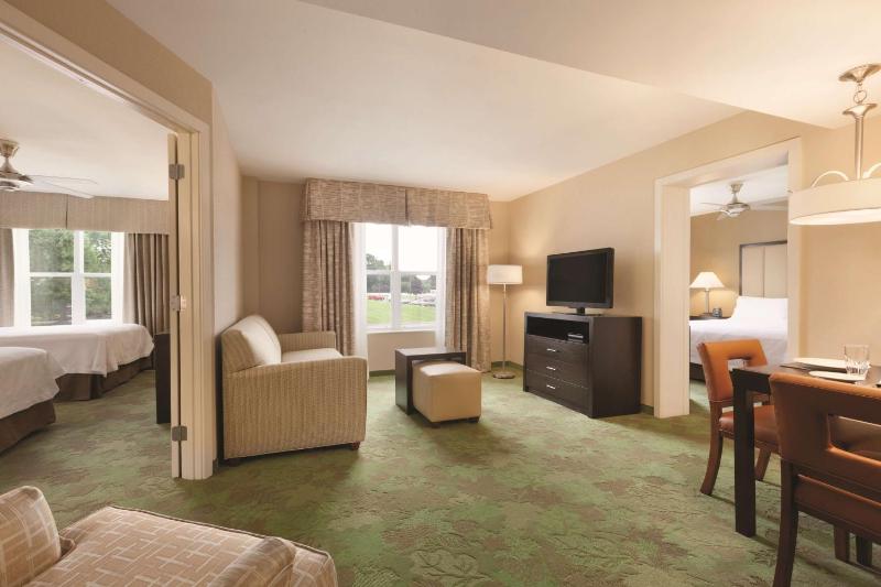 Two Bedroom Suite with One King and Two Queen Beds - Non-Smoking image 4