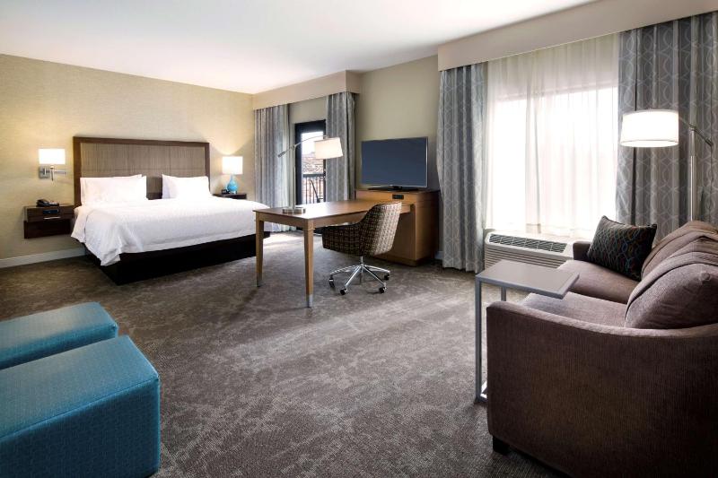 King Suite with Balcony - Non-Smoking image 4