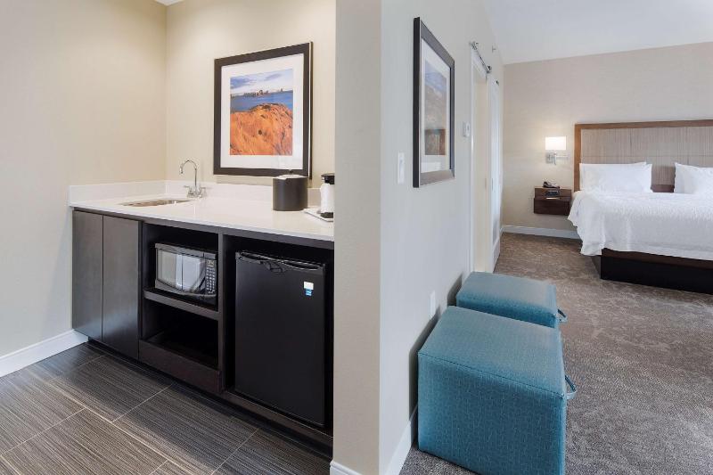 King Suite with Balcony - Non-Smoking image 2