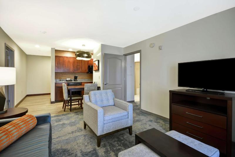 One-Bedroom Queen Suite with Two Queen Beds - Non-Smoking image 2