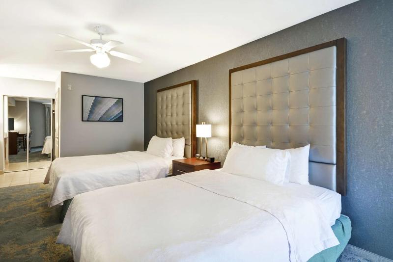 Suite with Two Double Beds and Bath Tub - Mobility and Hearing Access/Non-Smoking image 3