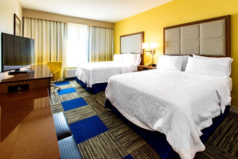 Queen Room with Two Queen Beds (4 Adults) image 3