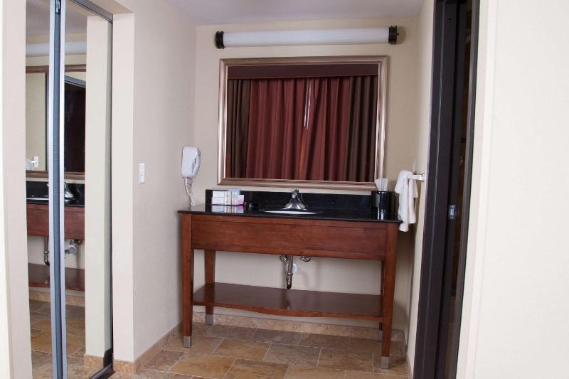 Queen Studio Suite with Two Queen Beds - Non-Smoking image 3