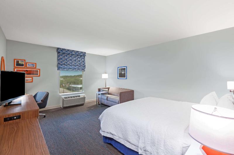 King Room with Sofa Bed - Non-Smoking image 3