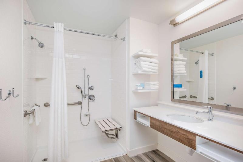 King Room with Roll-in Shower - Mobility Accessible - Non-Smoking image 4