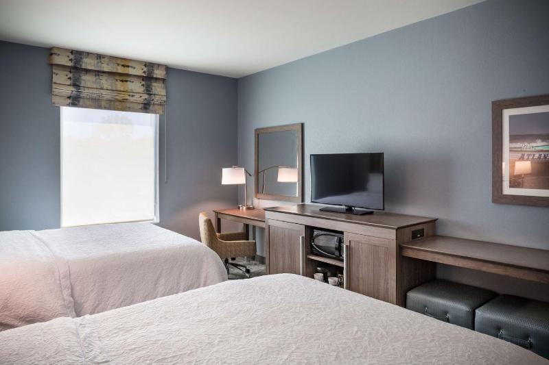 Queen Room with Two Queen Beds (4 Adults) image 3