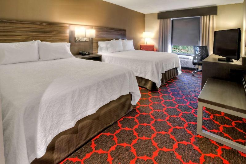 Queen Room with Two Queen Beds - Mobility and Hearing Access/Non-Smoking image 2
