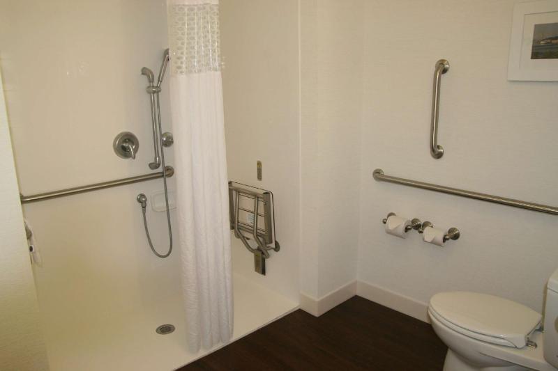 King Room with Roll-In Shower - Mobility and Hearing Access/Non-Smoking image 3