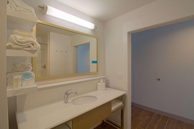 King Room - Hearing Access/Non-Smoking image 3