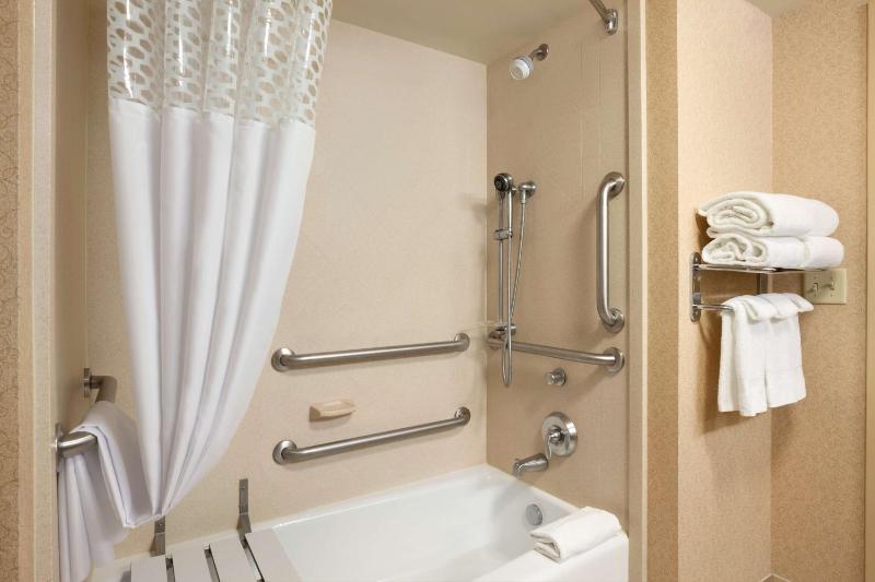 Queen Room with Two Queen Beds - Mobility Access/Non-Smoking image 2