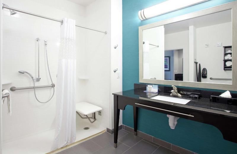 King Room with Sofa Bed - Hearing Accessible/Non-Smoking image 2