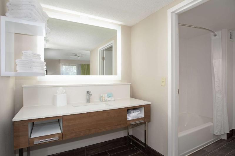 King Room with King Bed - Non-Smoking image 2