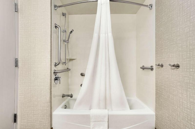 King Room with Bath Tub - Mobility Accessible/Non-Smoking image 2