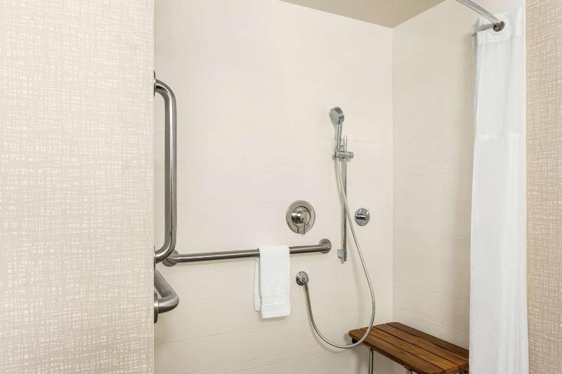 King Room with Roll-in Shower - Mobility Accessible/Non-Smoking image 2