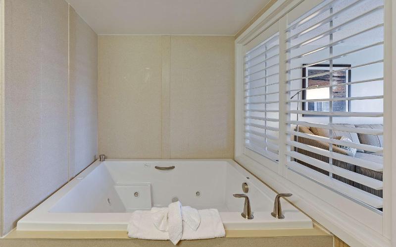 King Studio with Spa Bath - Non-Smoking image 2