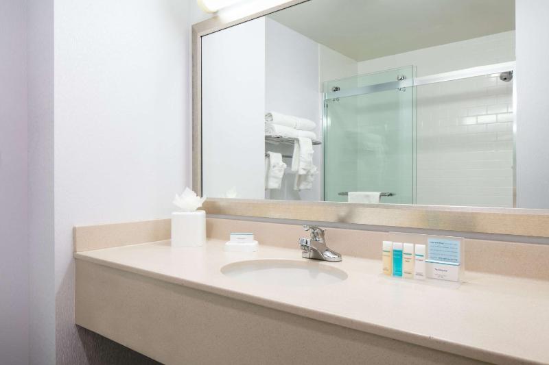 King Room with Kitchenette - Non-Smoking image 2