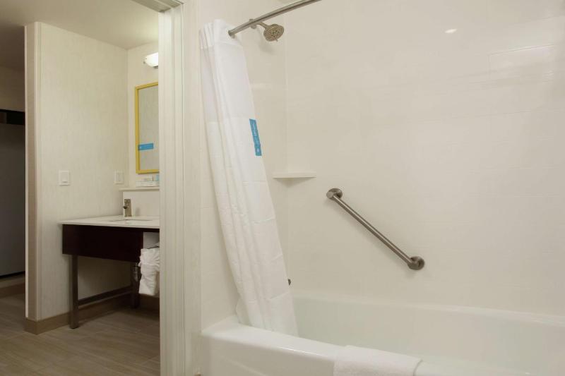Room with Two Queen Beds - Non-Smoking image 2
