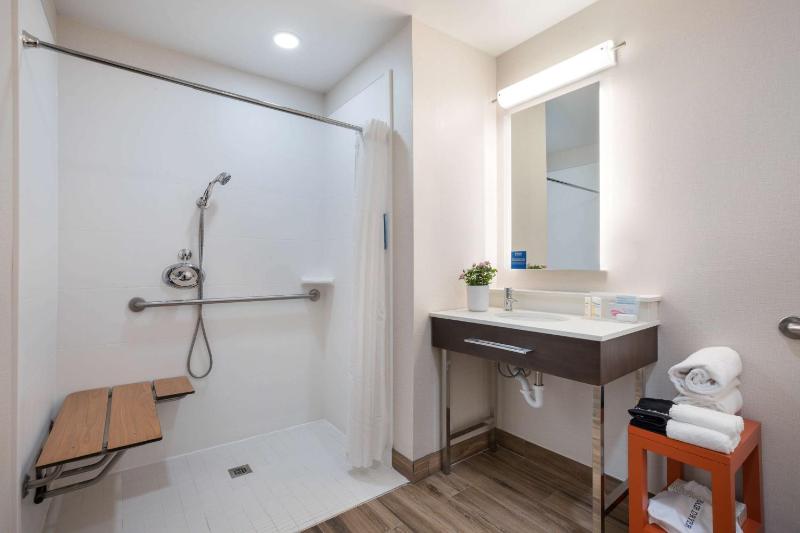 Queen Room with Bath Tub - Disability Access/Non-Smoking  image 2