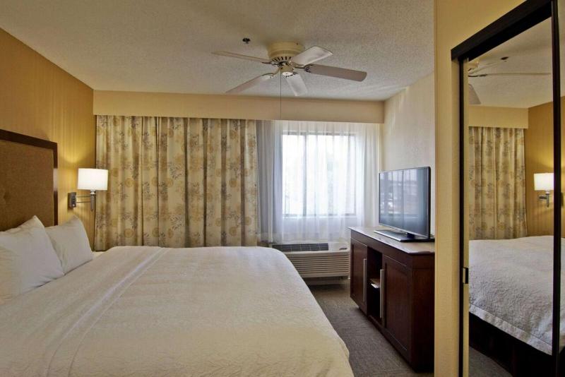 One-Bedroom King Suite with Kitchen image 1