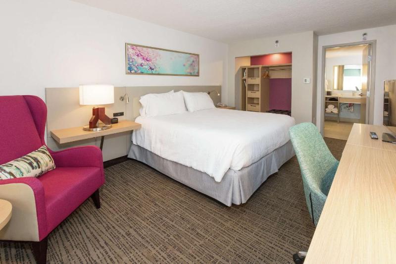 One-Bedroom King Suite with Sofa Bed image 3