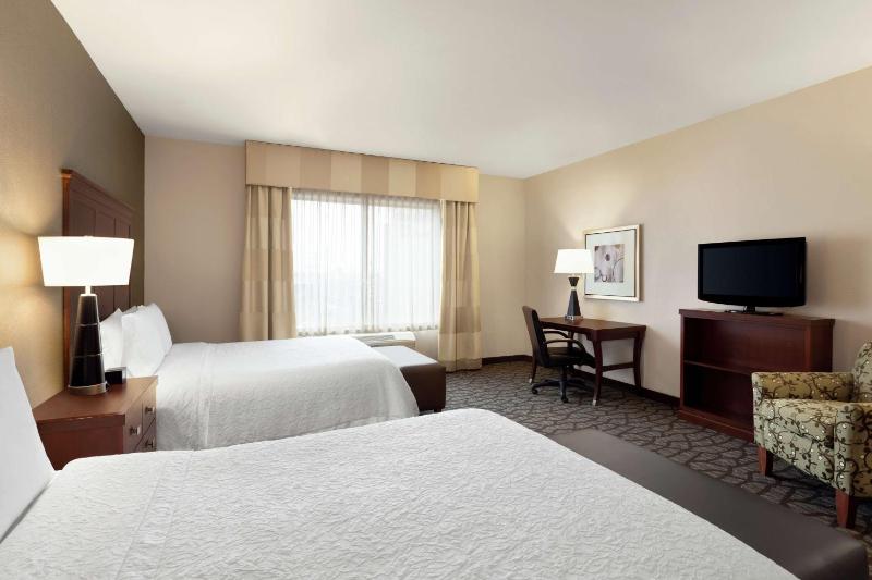 Queen Room with Two Queen Beds - Mobility Access/Non-Smoking image 4