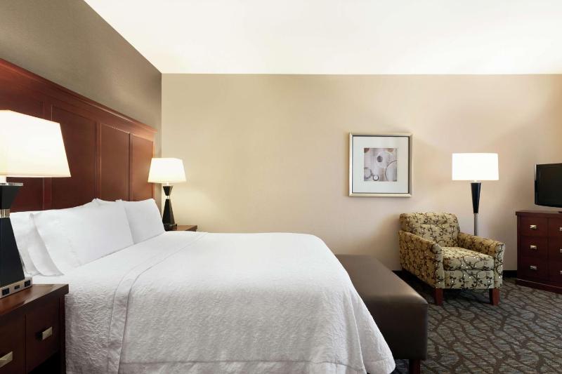 Queen Room - Non-Smoking image 3