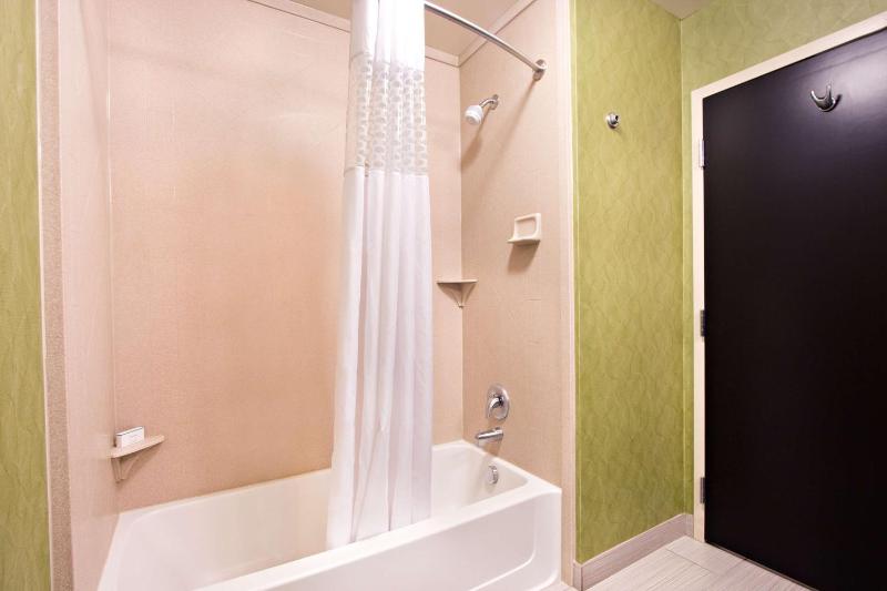 Queen Room with Two Queen Beds (4 Adults) image 2