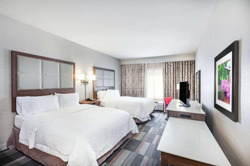 Queen Room with Two Queen Beds - Hearing Access/Non-Smoking image 4
