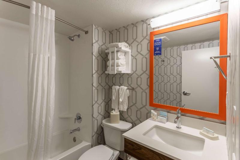 Room with Two Queen Beds - Non-Smoking image 2