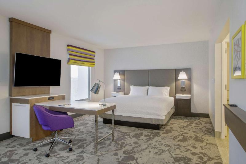 King Studio with Roll-In Shower - Mobility and Hearing Access/Non-Smoking image 1