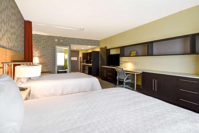Queen Studio with Two Queen Beds - Non-Smoking image 4