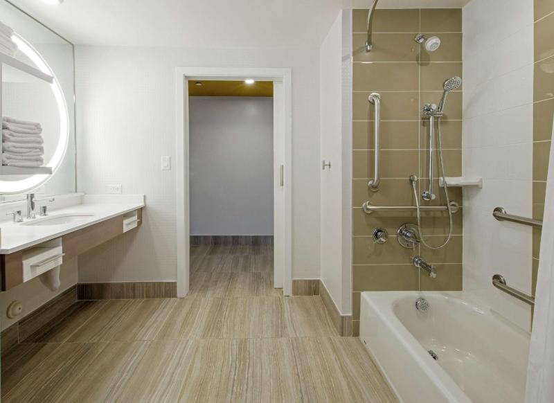 Queen Room with Two Queen Beds - Mobility and Hearing Access/Non-Smoking image 2