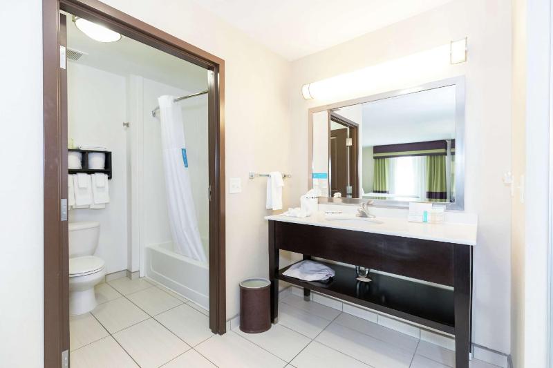 Queen Studio Suite with Two Queen Beds - Non-Smoking image 2