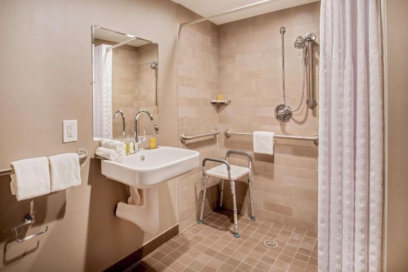 King Room - Accessible/Non-Smoking image 3