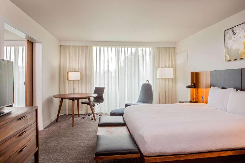 Standard King Room image 4