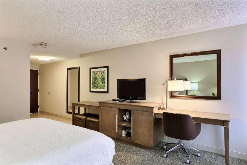King Room with King Bed - Non-Smoking image 3