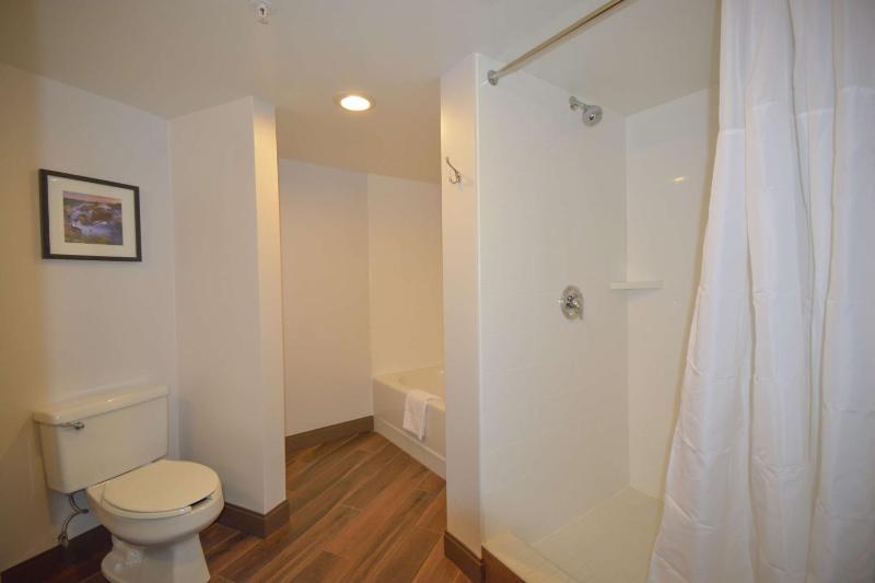 Deluxe King Room - Non-Smoking image 2