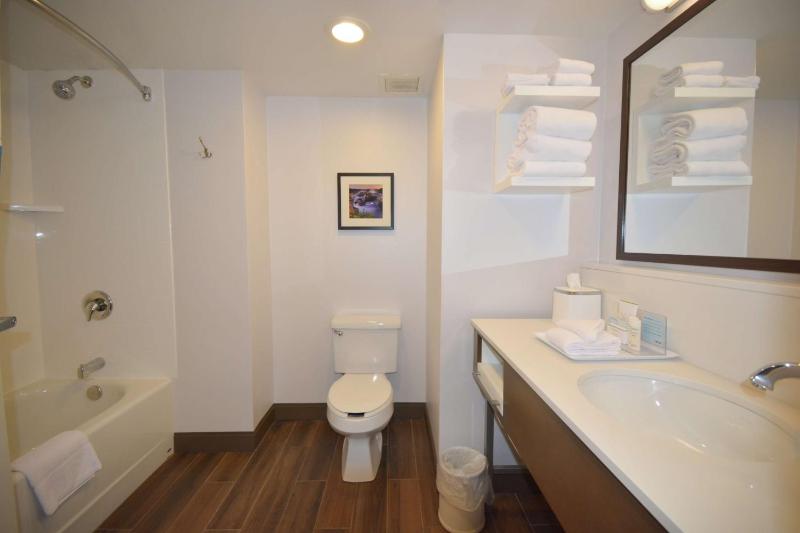 King Corner Suite- Non-Smoking image 2